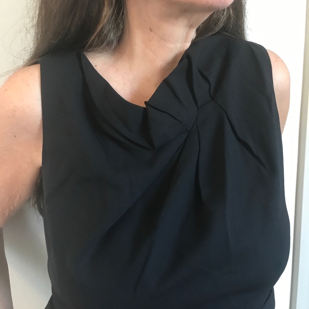 Tahari sz 4